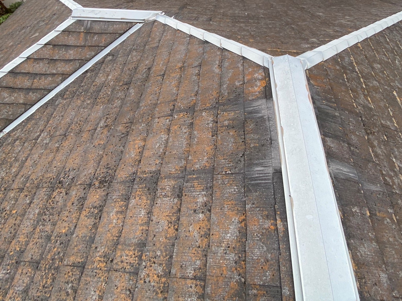 ①屋根材が浮いていると指摘を受けたコロニアルスレート屋根を調査