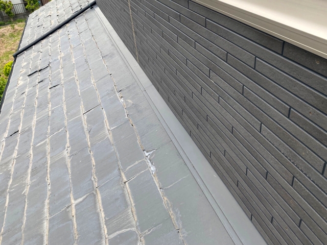 下屋根のコロニアル材は先端が白くなっている