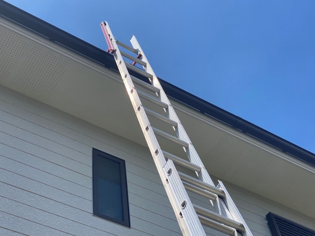 軒先にハードルラダー梯子を架ける