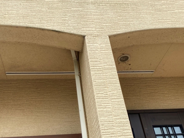 ベージュ色の築13年目の外壁