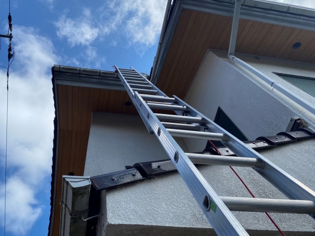 軒先まで二連梯子を伸ばして架ける