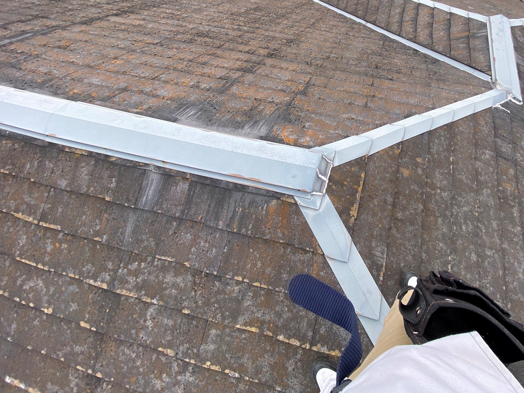 ②山あり谷ありの形状をした屋根