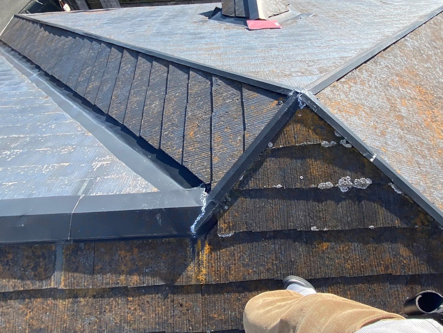 コロニアル屋根南面の複合屋根形状