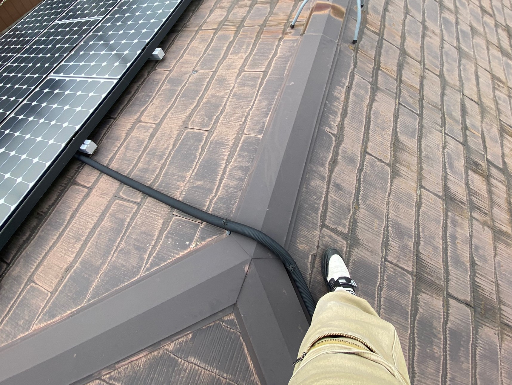 3.先ずは屋根に登って状況を確認します