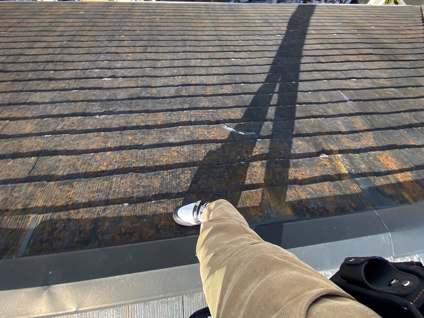 コロニアル屋根点検茶色に錆びているように見える