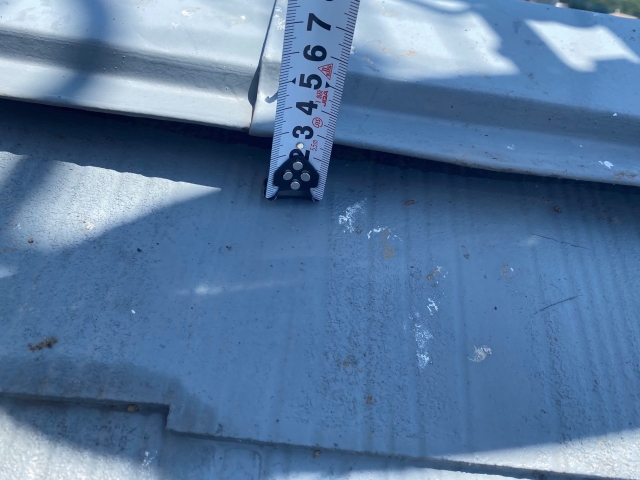 棟板金浮きの状態をスケールで計測