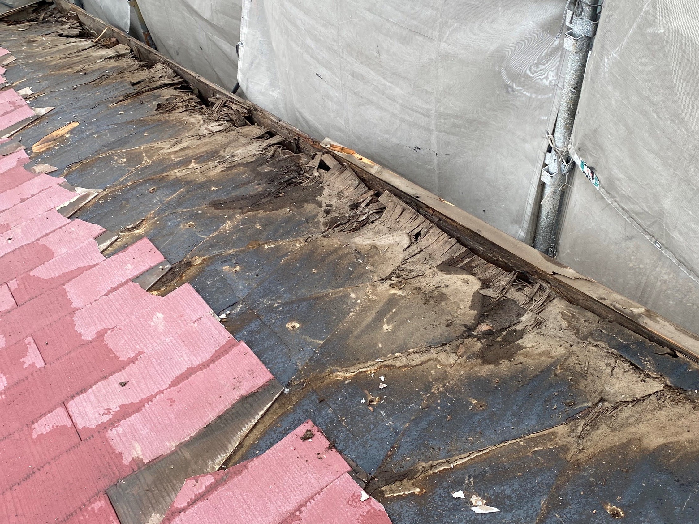 ケラバの下地が腐食している屋根