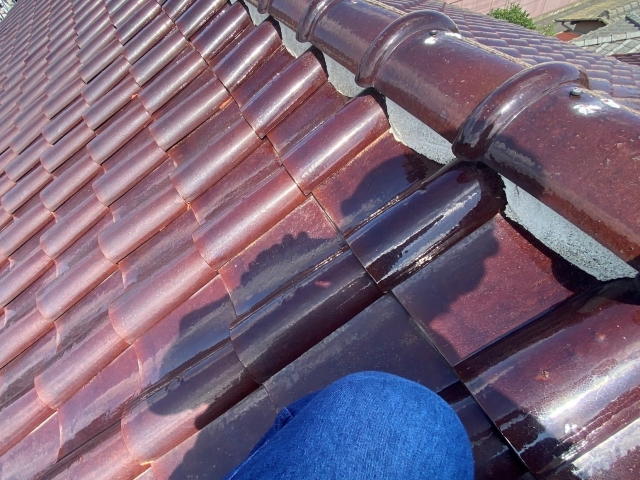 他業者に不具合を指摘された棟瓦