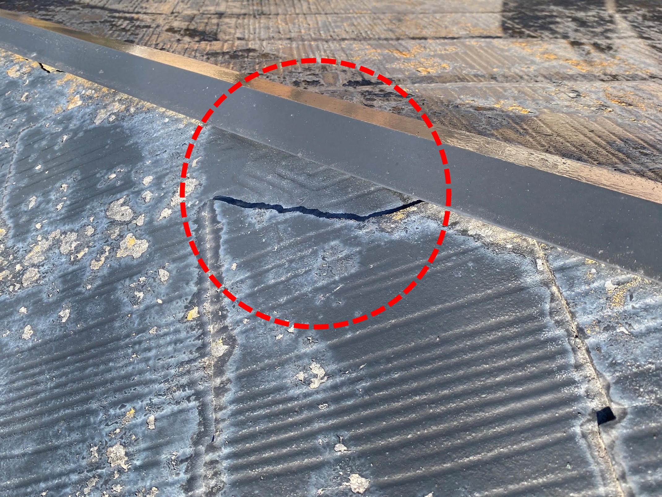 コロニアル屋根割れと亀裂が併発