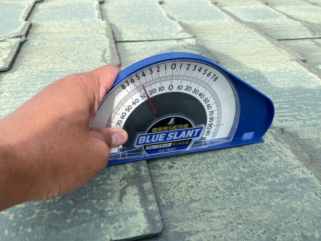 勾配計で屋根の傾斜を計測