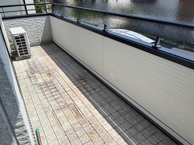 雨漏りで内部が腐食してベランダの腰壁を下地から修繕