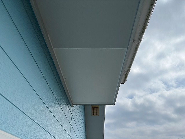 剥がれかけた軒裏カラーべニア板の部分張り替えが完了