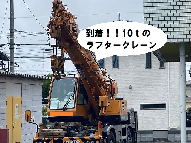 結城市のマンションでの屋根工事は荷揚げをクレーン車で行います