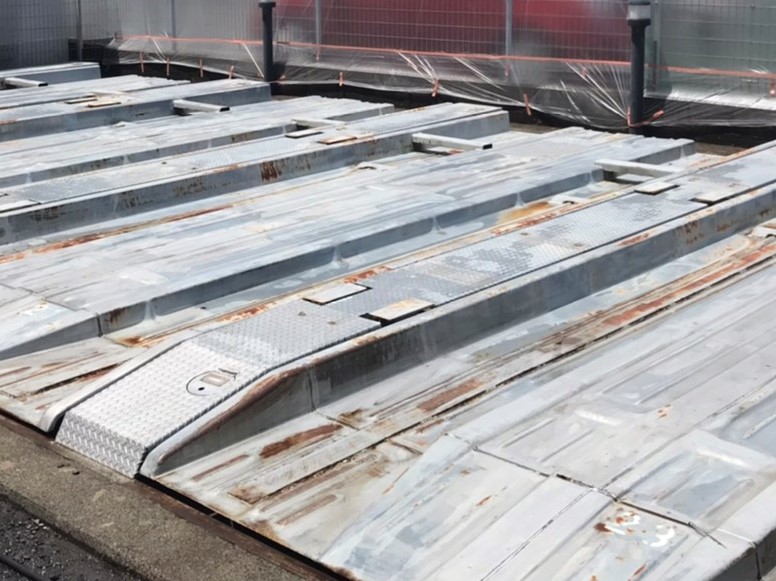 洗浄作業が完了した二段式駐車場