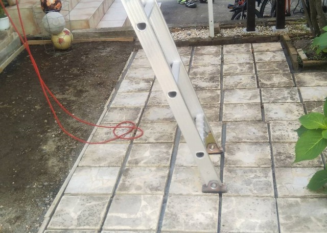 梯子に角度をつけ、足元が浮かないように設置