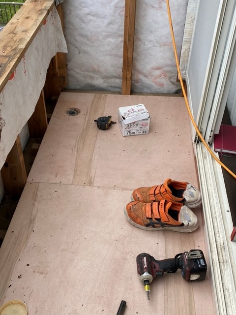 ベランダ床下地を改修