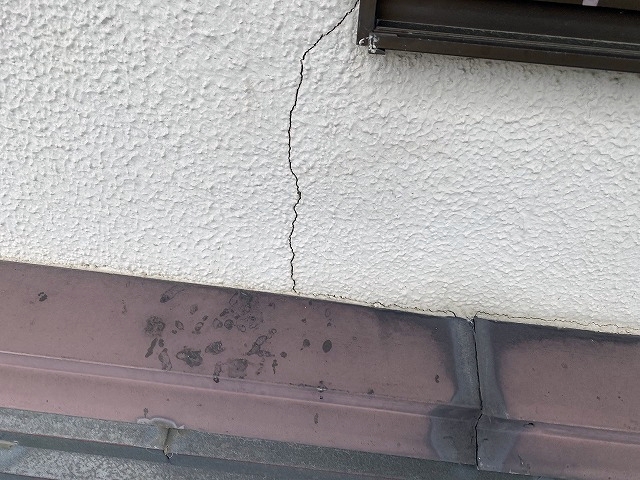 外壁高圧洗浄後にひび割れの状態を確認