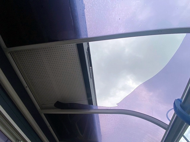 日立市雪の塊の落下によるテラス屋根の破損