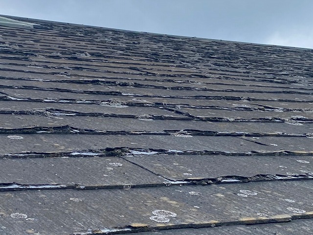 全体的に屋根材が表面剥離している
