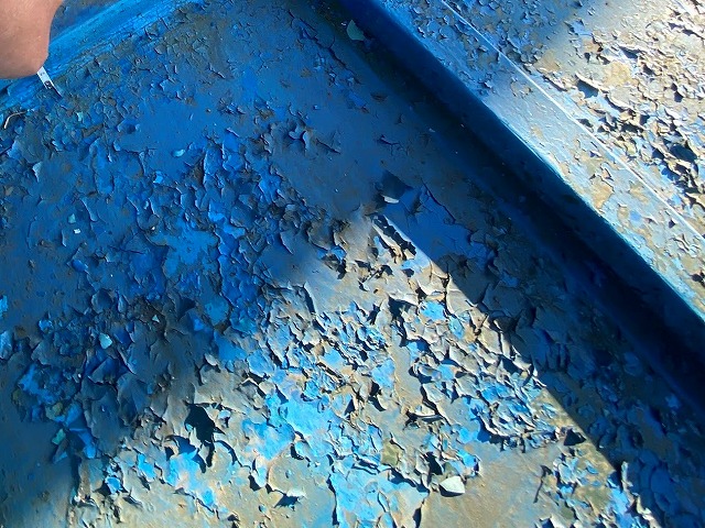 塗装が剥離して毛羽だっている瓦棒屋根