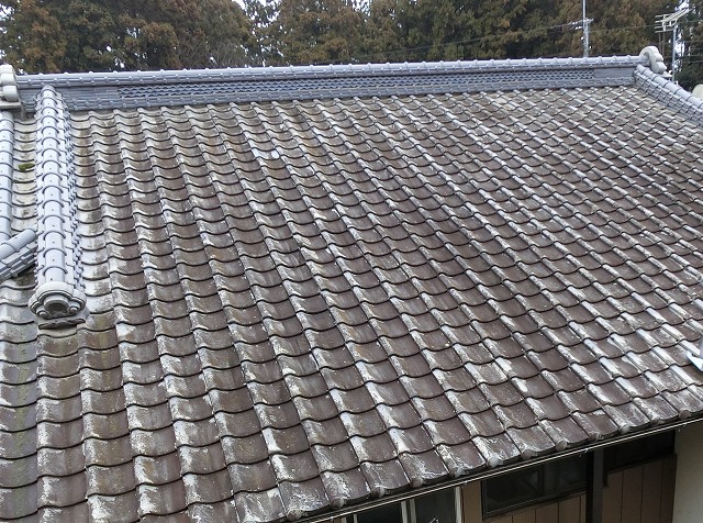 汚れて色が変色した瓦屋根