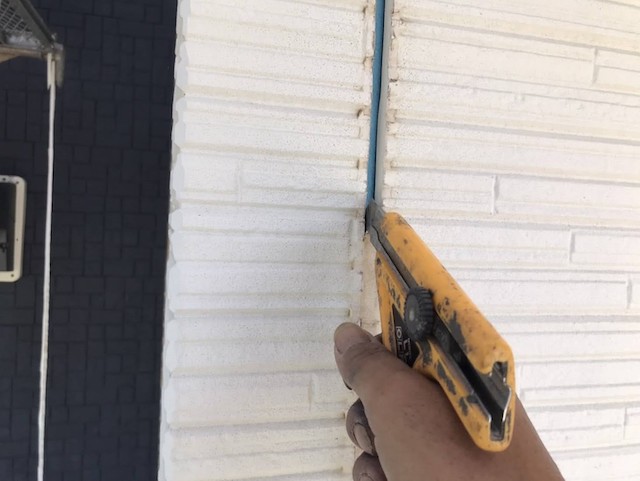 専用カッターで目地シールをカット