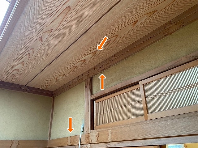 廻縁や鴨居に点在する雨染み