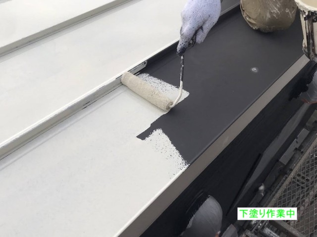 屋根の下塗り作業中