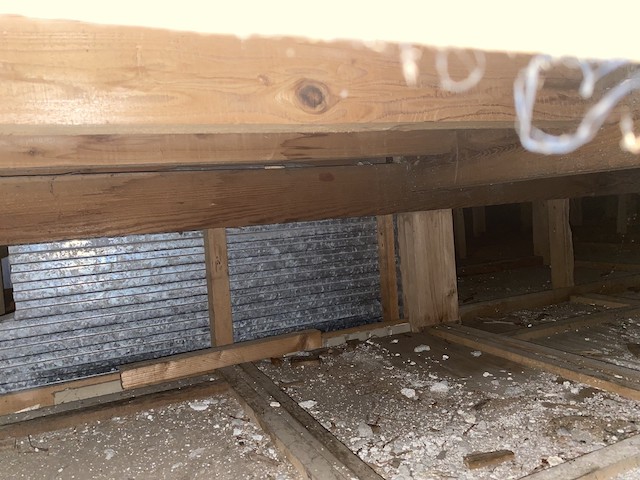 雨漏りが発生した廊下の天井裏