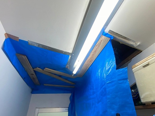 天井からぽたぽたと雨水が落ちてくる場合はブルーシートで保護