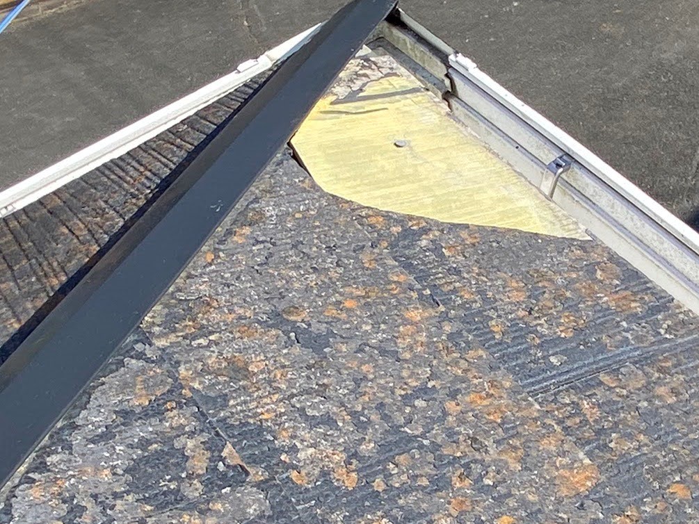 コロニアル屋根材が欠損している