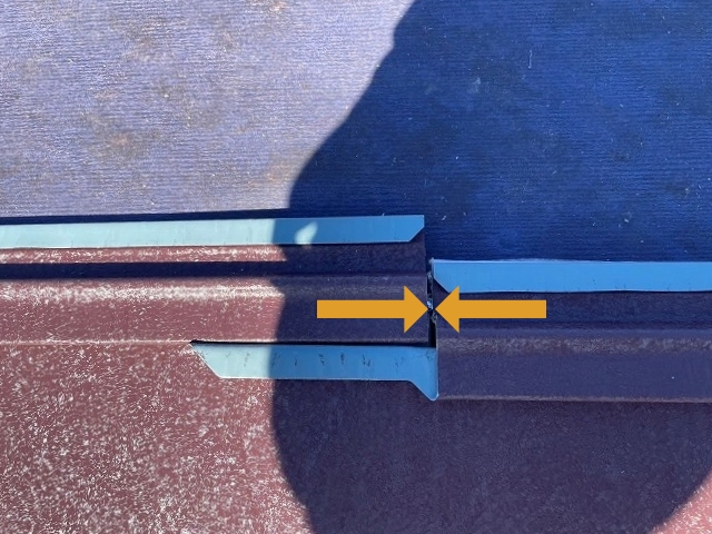 屋根材の左右を合わせて嵌め込む