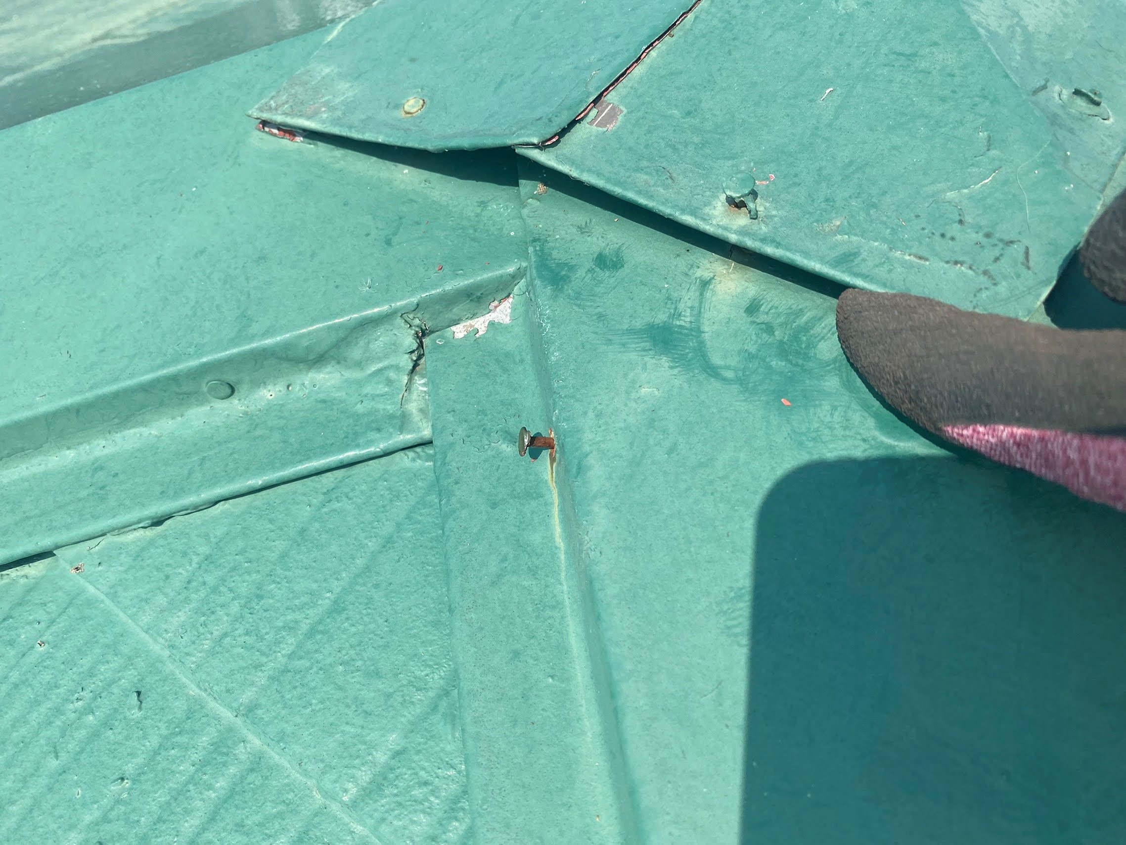 屋根の頂点の棟は、納まりが悪く、釘も浮いている