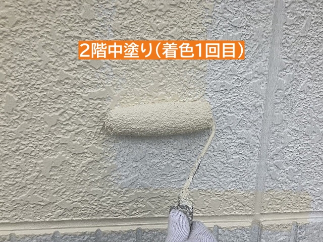 2階の外壁中塗り作業