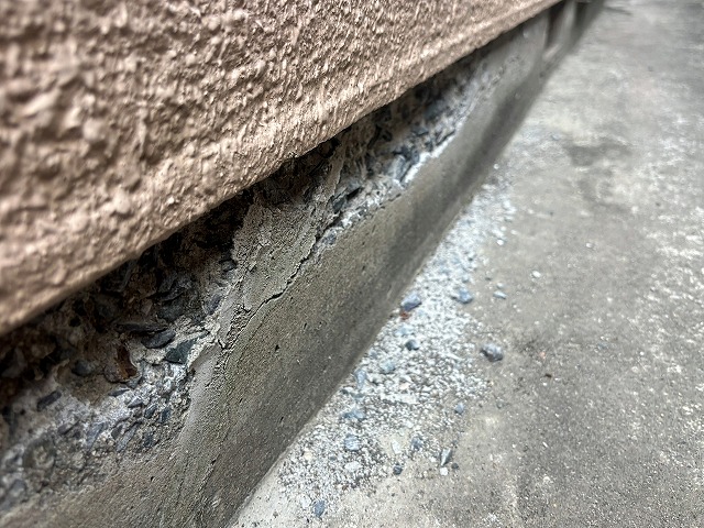 下地調整前のかけて崩れた基礎巾木