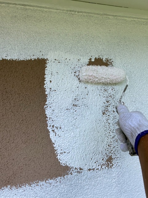 ゆず肌模様を施した補修跡に下塗り材を塗布