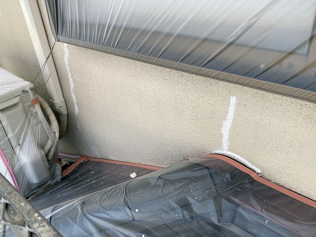 大小の外壁ひび割れを充填剤で補修