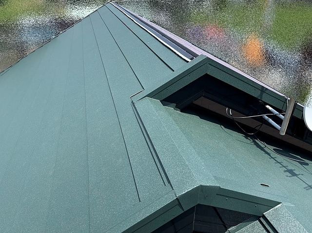 軒先から棟に向かってスーパーガルテクトを設置