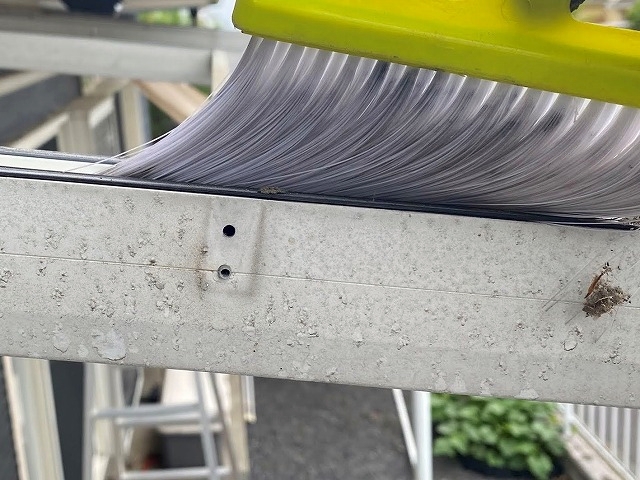 ポリカーボネート平板設置前の清掃作業