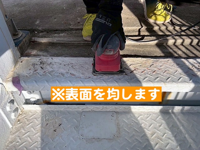 塗料が密着しやすいようにパテで埋めた箇所を電動サンダーで均す