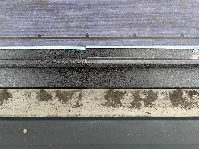 軒先唐草の継ぎ目をコーキングで接着