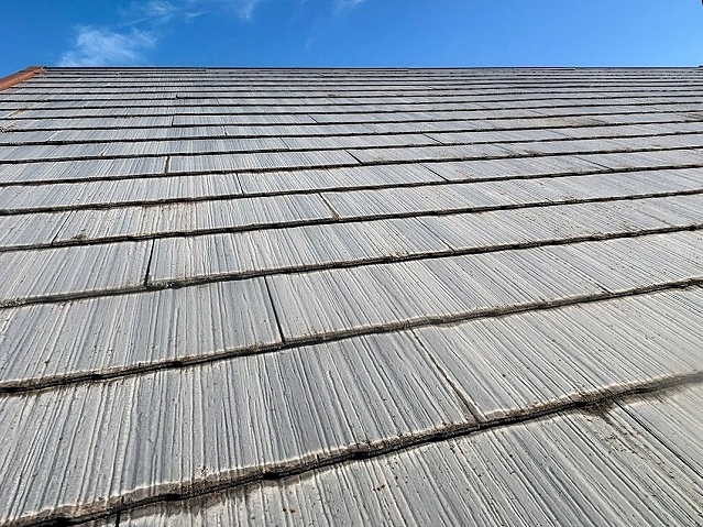スレート屋根の線状の黒ずみの原因は塗膜の劣化で生じたカビやコケ