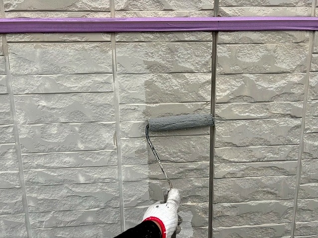 外壁の下塗りは密着力が高いアレスダイナミックシーラーマイルドを使用