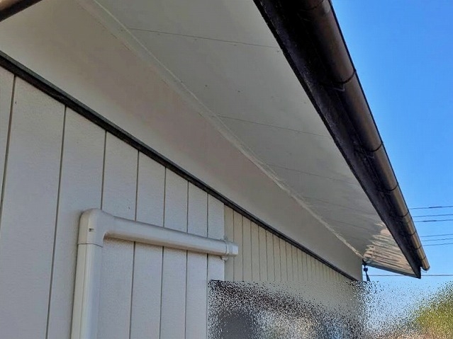 ガルバリウム板金で重ね張りされた軒天と塗装を行った漆喰小壁