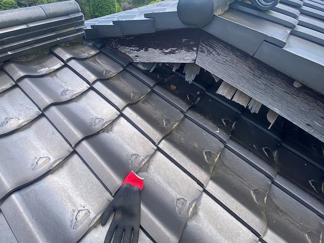 剥がれそうな軒天材