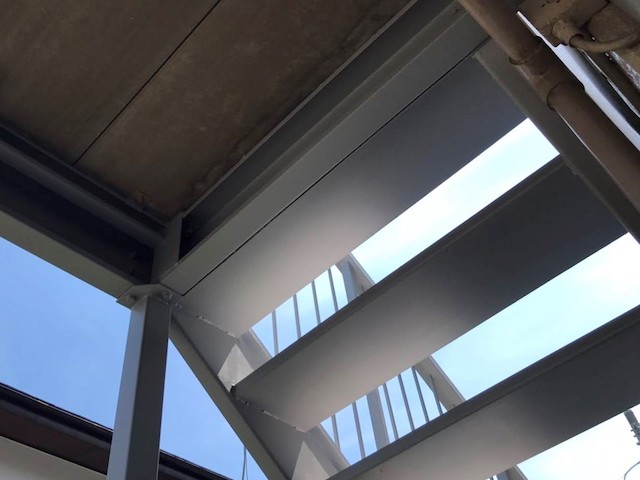 階段裏の鉄骨部への錆び止め