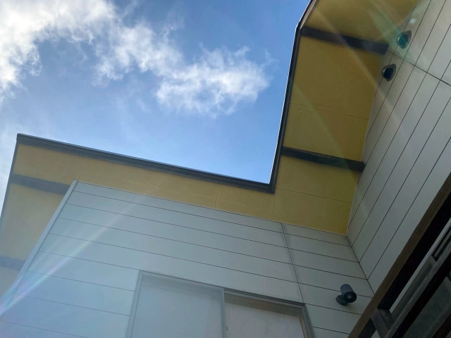 黄色の軒天が貼られた屋根