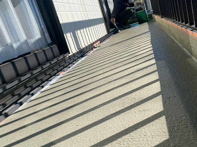 カチオンポリマーセメントでベランダ防水下地調整