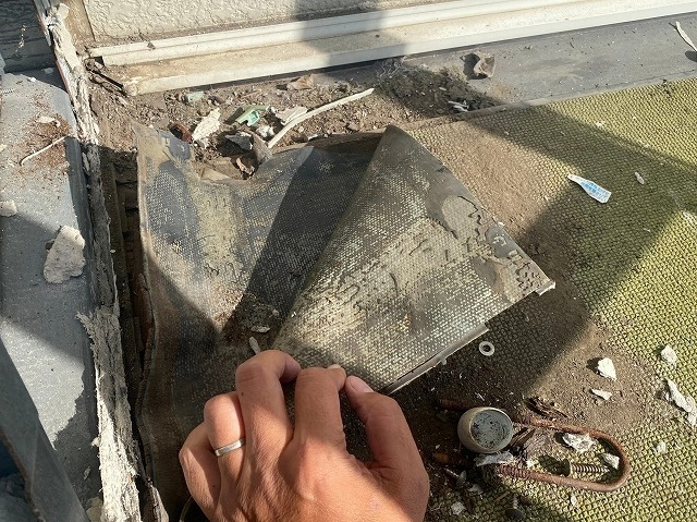 雨漏りの原因のベランダを解体撤去