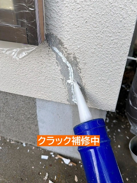 外壁クラックをコーキングで補修